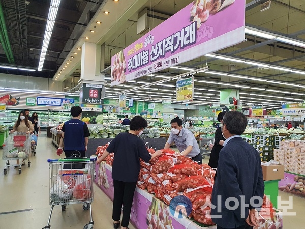 6월 24일 열린 대도시 농협물류 6쪽마늘 특판전 모습.(사진=서산시)