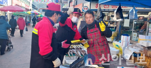 홍천읍행정복지센터 산불진화대는 12월 11일 홍천중앙시장을 찾은 주민들을 대상으로 2022년 가을철 막바지 산불방지 캠페인을 실시했다