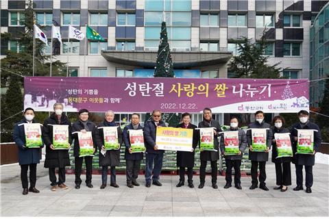 이필형 동대문구청장(사진 오른쪽 여섯 번째)이 김형준 동안교회 담임목사(사진 왼쪽 여섯 번째)를 비롯한 관계자들과 기념 촬영을 하고 있다.(사진=동대문구청)