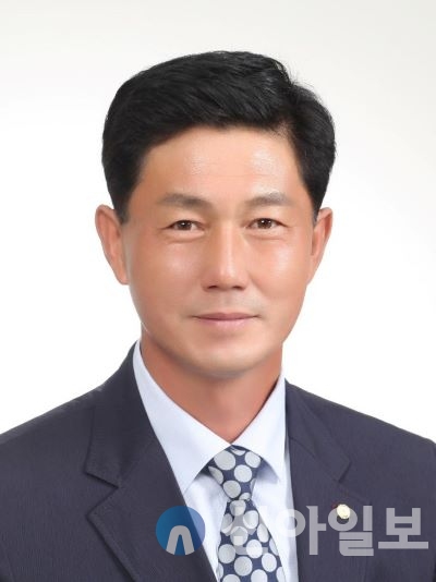 수타사 신도회장은 “천년 고찰의 수타사는 문화와 관광과 예술이 어우러진 공간으로 지역에 활기를 불어넣고 종교를 넘어 상호 소통 교류하며 복지사각지대 소외계층과 인재불사를 통한 보시를 확대 실천하도록 노력할 것”이라고 재임소감을 밝혔다.