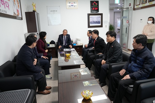 경북 영천시의회 의장단은 계묘년 새해를 맞아 지역발전을 위한 상호 협력 방안을 모색하고자 기관 단체와 언론사를 방문했다. (사진=영천시의회 의장단)