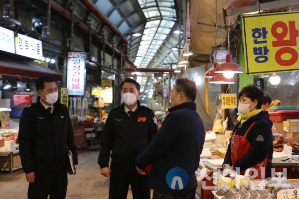 사진 밀양소방서(최경범 밀양소방서장이 11일 설 명절을 앞두고 밀양전통시장을 방문,  화재안전관리 및 초기대응체계 실태 등을 점검했다)