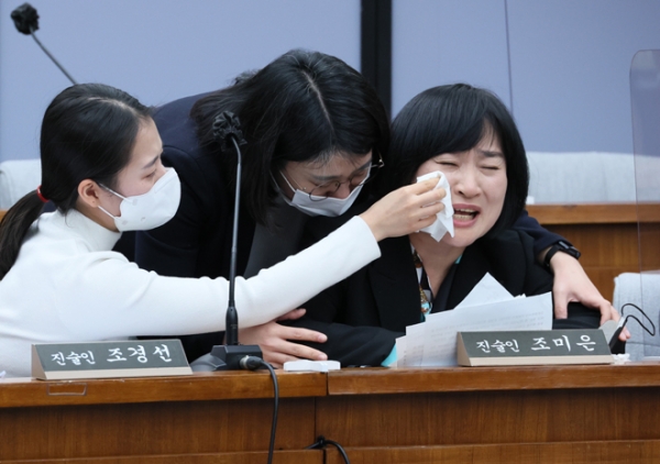 12일 오후 국회에서 열린 용산 이태원 참사 진상규명과 재발방지를 위한 국정조사특별위원회 공청회에서 고 이지한 씨 어머니 조미은 씨가 진술을 마친 뒤 오열하고 있다. (사진=연합뉴스)