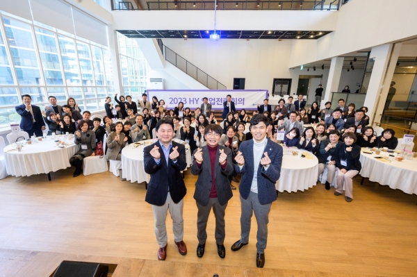 이영종 사장(가운데)과 이후경 DB사업그룹장(왼쪽), 임현진 신한금융플러스 TM부문 대표(오른쪽) 및 임직원들이 지난 12일 서울 중구 커뮤니티하우스에서 열린 DB사업그룹 영업전략회의에서 기념 촬영을 하고 있다. (사진=신한라이프)