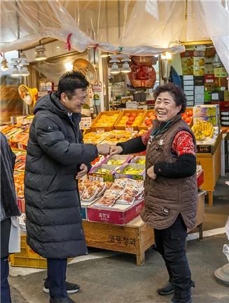 김태우 서울 강서구청장(왼쪽)이 18일) 오후  화곡중앙시장을 찾아 시장 상인과 주먹인사를 하고 있다.(사진=서울 강서구청)