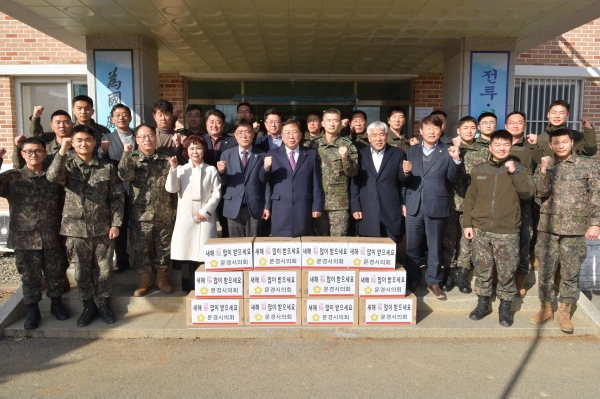 문경시의회,  5837부대 방문 설맞이 위문 사진