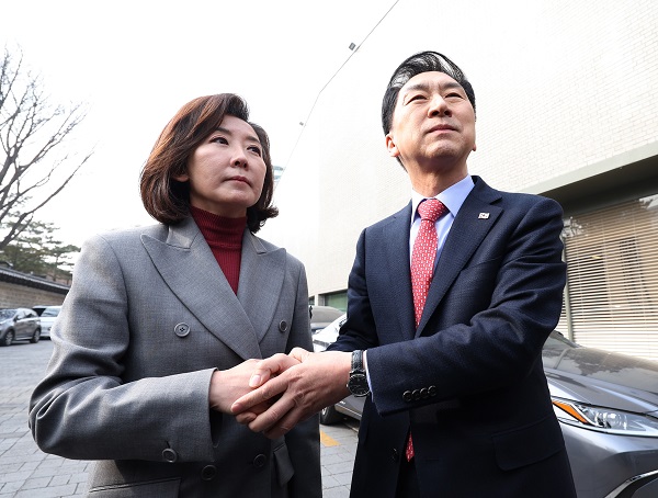 국민의힘 김기현 당 대표 후보와 나경원 전 의원이 7일 서울 중구 달개비 앞에서 전당대회 관련 입장을 발표한 뒤 악수를 하고 있다. (사진=연합뉴스)