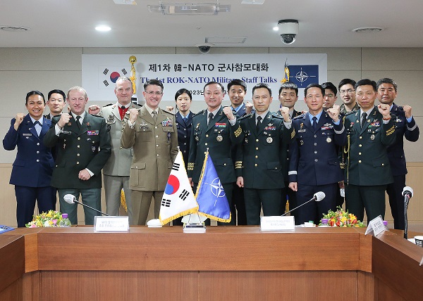 합참 전략기획부장(앞줄 가운데), NATO 협력안보부장(앞줄 왼쪽에서 두 번째) 등 제1차 한-NATO 군사참모대화 참석자들.