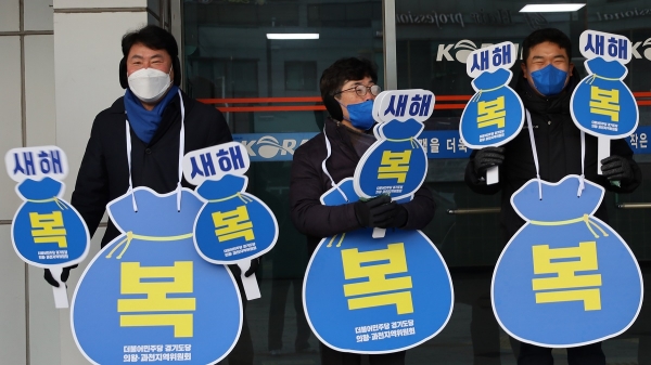 왼쪽부터 의왕시의회 서창수, 김태흥, 한채훈 의원. (사진=의왕시의회 더불어민주당의원협의회)