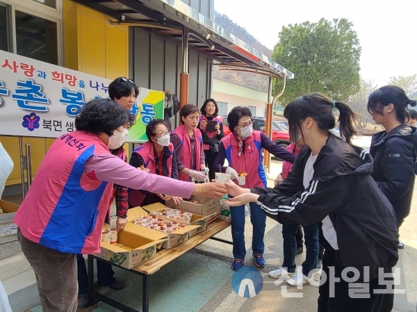 강원 영월 북면생활개선회, 20일 마차중·고등학교 앞에서 학생들에게 간식을 제공하는 봉사활동을 했다. (사진=영월군)