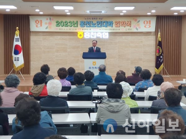 홍천군의회 박영록 의장을 비롯한 용준식 의원은 4월 11일 11시 홍천축협갈마로점 대강당에서 열린 홍천노인대학 입학식에 참석했다