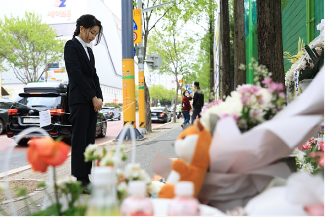 스쿨존 음주 교통사고로 숨진 배승아 어린이 추모하는 김건희 여사 (사진=대통령실 제공)