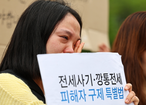 20일 서울 용산구 대통령집무실 인근에서 열린 전세사기 대책 관련 대통령 면담 요청 기자회견에서 전세 사기 피해자가 눈물을 흘리고 있다. (사진=연합뉴스)