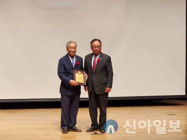 홍천군의회 박영록 의장과 최이경 부의장, 용준식․이광재․김광수․황경화 의원은 4월 28일(금) 14시 홍천문화예술회관에서 개최된 한국자유총연맹 홍천군지회 제20․21대, 제22대 지회장 이․취임식에 참석하여 이․취임을 축하했다.