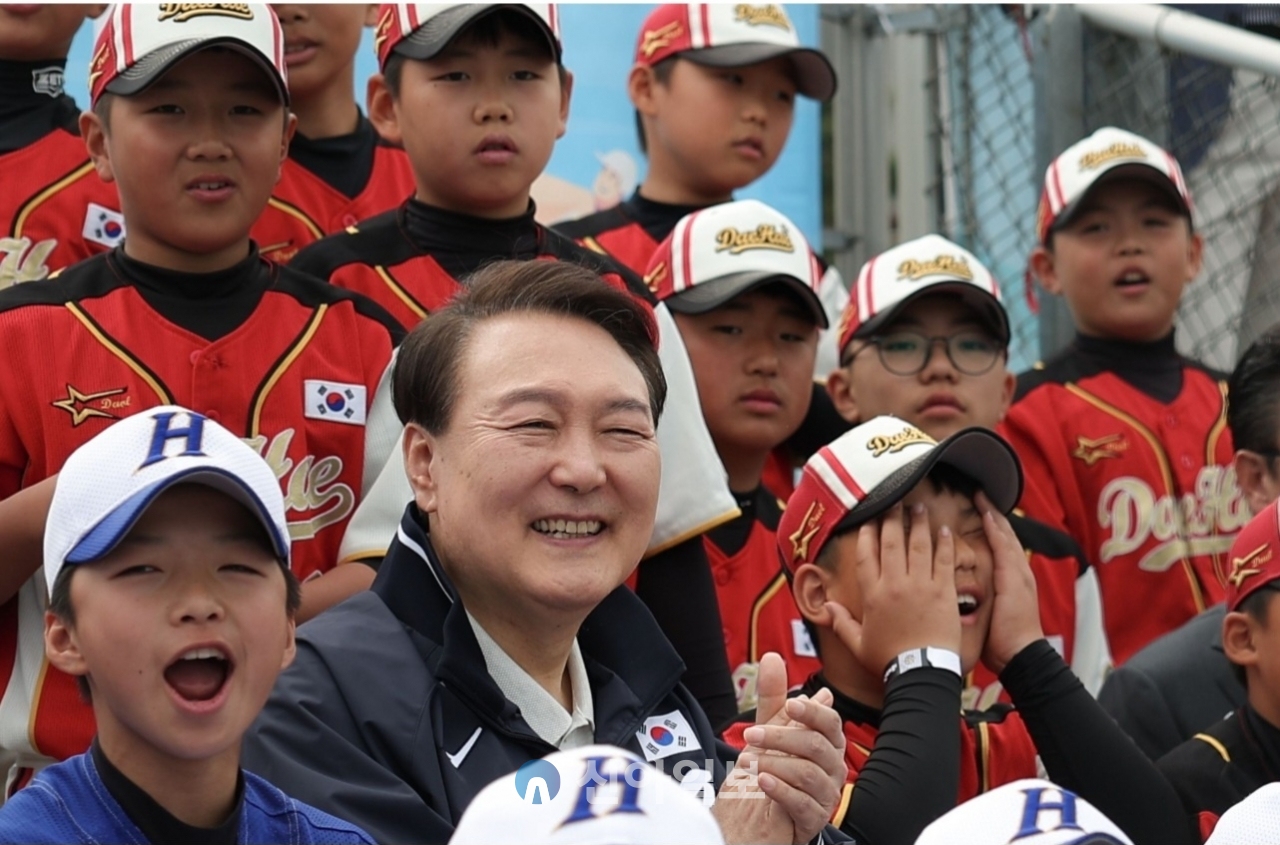 윤석열대통령이 대전신흥초 야구 선수들을 격려, 응원하고 있다. (사진=대통령실제공)