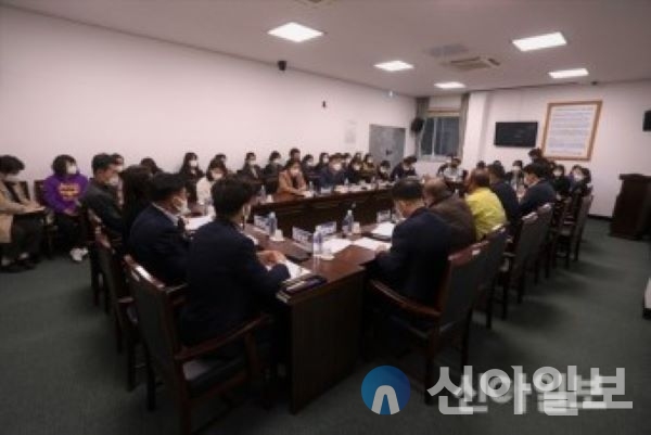 제338회 홍천군의회 정례회 제6차 본회의를 열고 보건소[보건정책과, 건강증진과], 농업기술센터[농촌지원과, 기술보급과], 상하수도사업소, 읍·면(서면) 소관 2023년도 군정주요업무 추진상황을 보고 받았다.