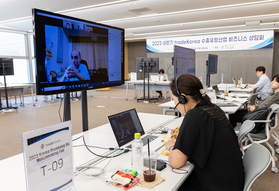 한국무역협회이 6월 28~29일 삼성동 무역센터에서 개최한 '2023 상반기 tradeKorea 수출유망산업 비즈니스 상담회'에 참석한 업체들이 상담을 진행하고 있다.[사진=무역협회]