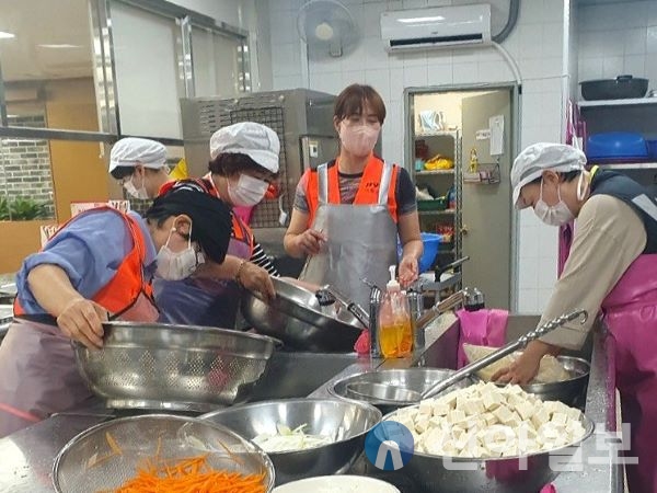 강원 홍천소방서(서장 허강영)의 영귀미여성의용소방대(대장 김순례)와 홍천여성의용소방대(대장 박홍숙)는 관내 복지관에서 이용자들을 위한 음식조리 봉사활동을 진행했다