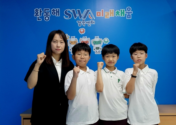 오영숙 SW미래채움강사와 내일은 코딩왕팀, 윤경린, 김선우, 권태한(사진=포항TP)