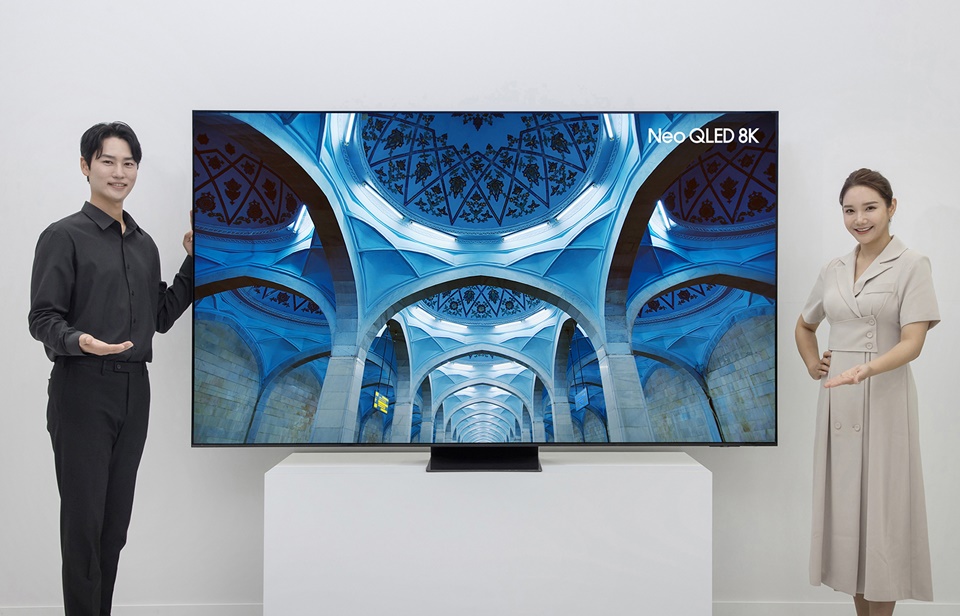 삼성전자 모델이 98형 Neo QLED 8K (QNC990) 신모델을 소개하는 모습.[사진=삼성전자]