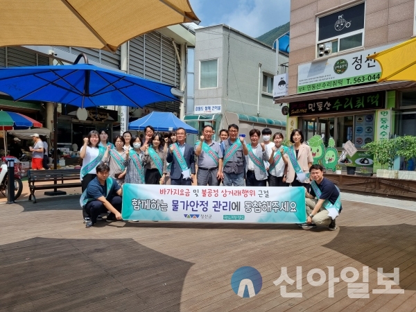 강원 정선군은 2일 정선아리랑시장 일원에서 여름 휴가철을 맞아 전통시장 물가안정 캠페인을 실시했다. 이날 캠페인에는 강선구 정선군 부군수를 비롯한 관계공무원, 정선아리랑시장 상인회장 및 회원, 정선군상권활성화재단 관계자 등 총 20여이 참여했다. (사진=정선군)