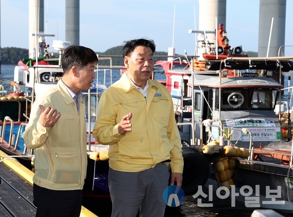 9일 태풍 ‘카눈’ 대비 영목항 현장점검에 나선 가세로 태안군수.(사진=태안군)