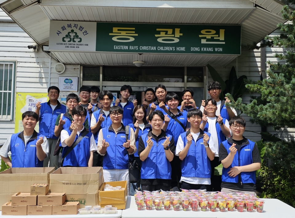 삼성전기 1주년 신입사원들이 동광원 봉사활동 뒤 기념사진을 촬영하고 있다.[사진=삼성전기]