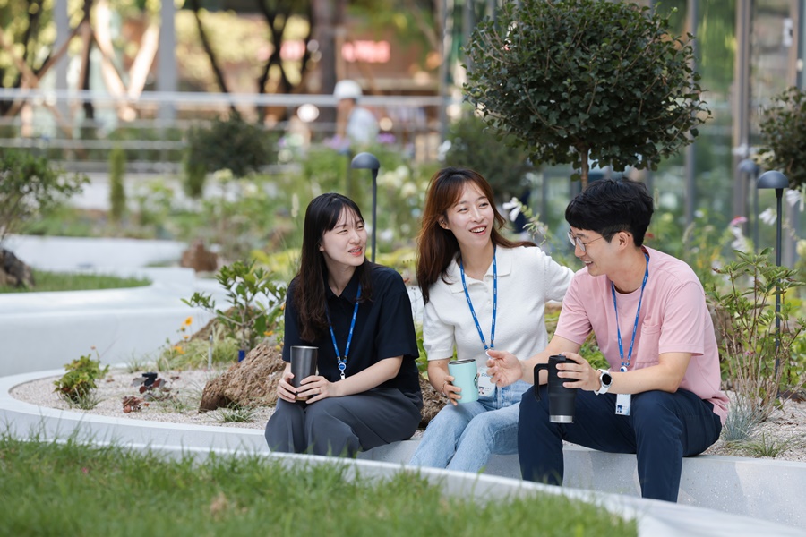 복합문화공간 포스코 스퀘어가든에서 휴식을 취하며 담소를 나누고 있는 모습.[사진=포스코]