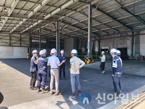 대산산업단지 내 ㈜엘지화학 대형 해체공사장에서 안전점검을 하는 모습.(사진=서산시)