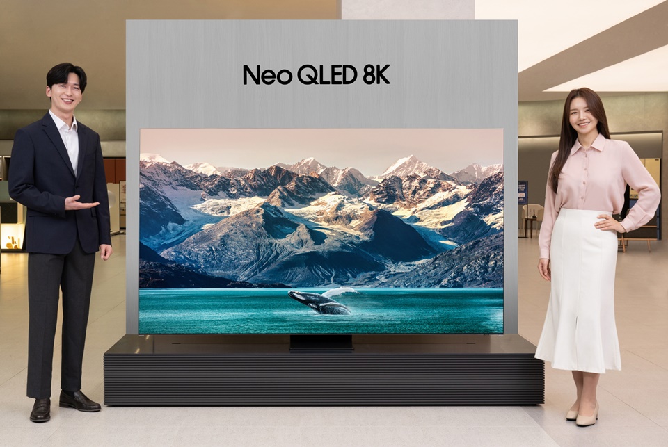 삼성전자 모델들이 2023년형 Neo QLED 8K를 소개하고 있다.[사진=삼성전자]