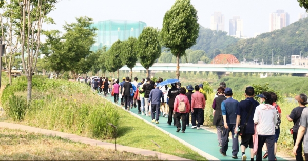 지난 제133회 안양천사랑 가족건강 오프라인 건강행사에서 주민들이 안양천을 따라 걷고 있다.(사진=구로구청)