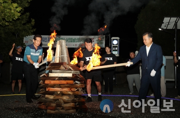 사진 밀양시(지난 28일 하남읍 금빛체험캠핑장에서 열린 밀양시청년농업인4-H연합회원 가족한마음대회에서 봉화식을 진행하고 있다.)