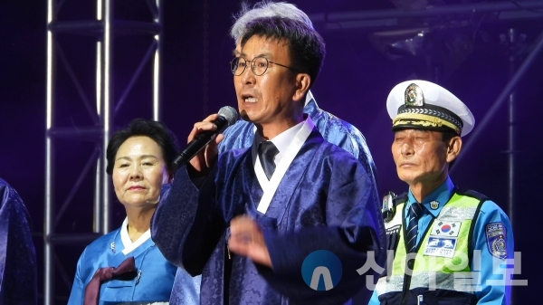 전영기 정선군의회 의장이 14일 정선공설운동장에서 열린 '제48회 정선아리랑제' 개막식에서 축사를 하고 있다. (사진=백남철 기자)