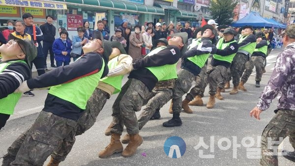 강원 홍천군민이 함께하는 2023 민·관·군 화합한마당 줄다르기대회 및 민속행사가 10월 7일부터 8일까지 2일간 홍천시장 북문일원 꽃뫼공원 앞광장도로에서 개최했다.