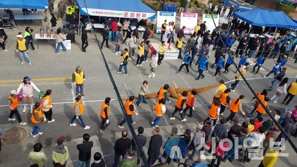 이번데회에 신영재 홍천군수.박영록 군의장.전명준 재단 이사장.최이경 부의장.나기호.용준식.이광재.김광수.용준순.황경화 군의원. 심금화 홍천읍장외10개면정 및 각읍.면이장단 .선수단이 참석하여 성황리에 화합과 단결된 힘을 표출햇다.민·관·군 화합한마당 줄달리기 민속행사 대회에서 조성근 재단이사의 사회로 전명준 이사장의 카운터 다운의 징소리에  젖먹던 힘 까지 쏫아부었다.