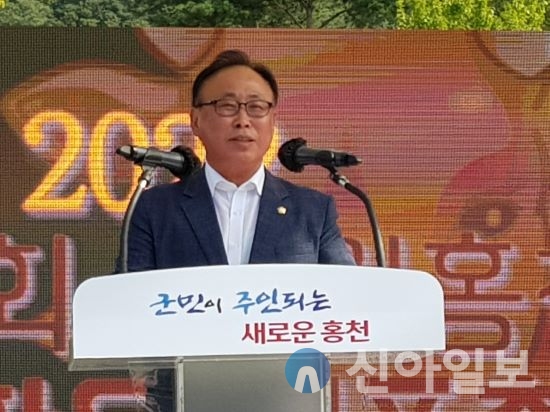 2023 홍천학교문화예술축제에 참석해 축사를 하고 홍천 관내 중고등학교 학생들의 음악 공연을 감상했다