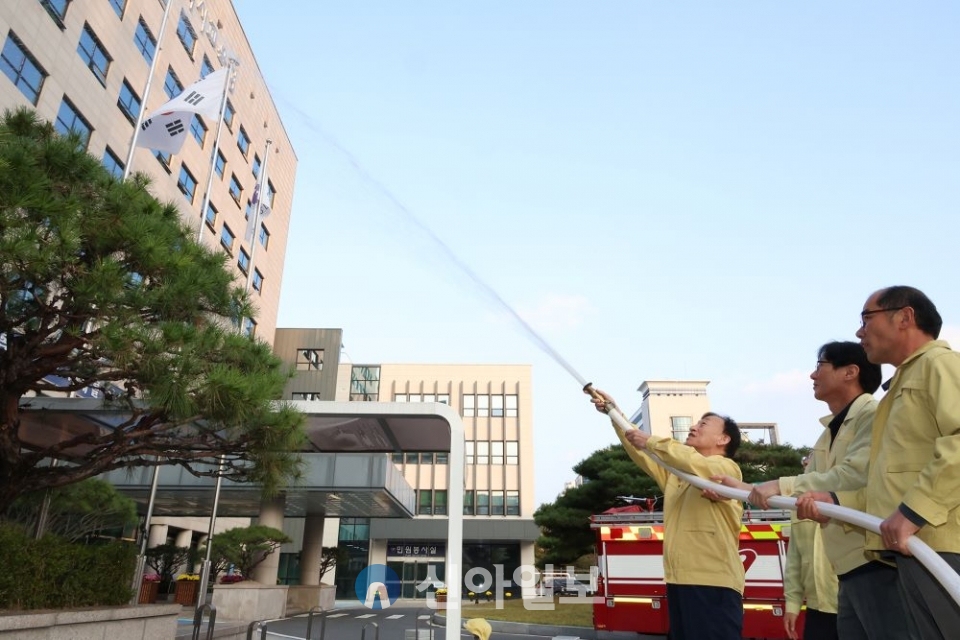 대전광역시교육청교육감 설동호)은 10월 27일 전 직원을 대상으로 둔산소방서 샘머리 119안전센터와 연계한 합동소방훈련을 진행하는 가운데 설동호교육감이 화재대피훈련을 하고 있다. (사진=대전시교육청)