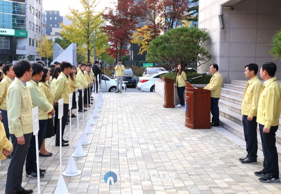 대전광역시교육청교육감 설동호)은 10월 27일 전 직원을 대상으로 둔산소방서 샘머리 119안전센터와 연계한 합동소방훈련을 진행하는 가운데 설동호교육감이 인사말을 하고있다. (사진=대전시교육청)