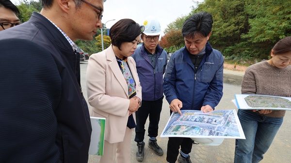 신계용 과천시장이 지난 26일 과천지식정보타운 공공주택지구 조성공사로 삼현로, 가일로 등이 최근 단절되면서 가일마을 등 인근 주민들의 교통 불편 사항을 살피기 위해 현장점검을 실시했다.(사진=과천시)