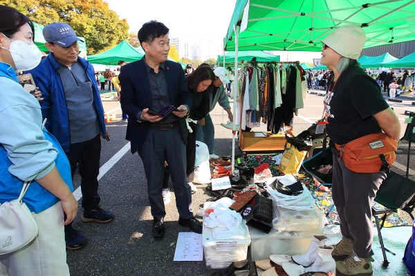 인천시 남동구는 구청 어울림광장 일원에서 ‘2023년 자원순환 나눔장터’를 개최했다.(사진=인천시 남동구)