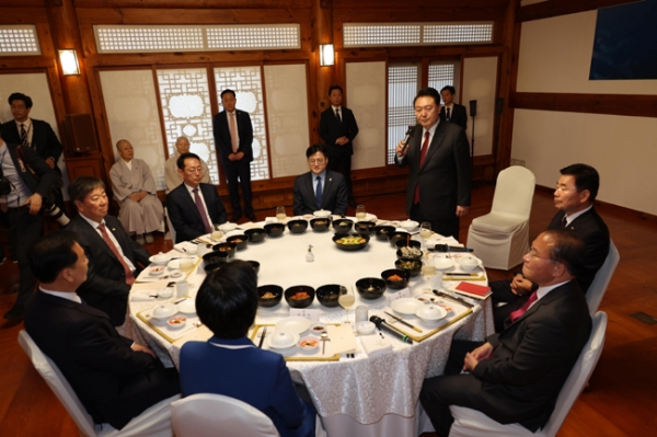 2024년도 예산안 및 기금운용계획안 시정연설을 마친 윤석열 대통령이 31일 국회 사랑재에서 열린 국회 상임위원장단 및 여야 원내대표와의 오찬에서 인사말을 하고 있다. (사진=연합뉴스)