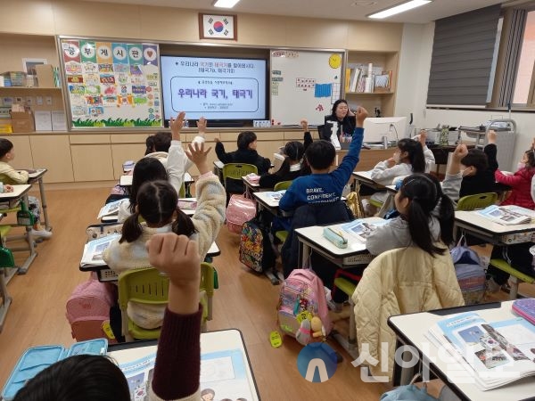 춘천시 퇴계초등학교병설유치원(원장 이경란)은 7일(화) 퇴계초등학교 1학년 교실에서 ‘1학년 학생들과 함께 수업하는 날’을 실시한다.