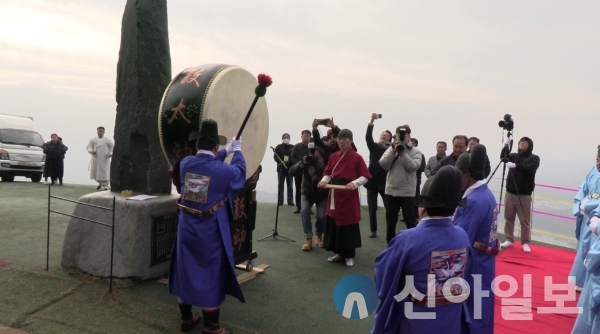 최명서 영월군수가 10일 봉래산 정상에서 천제가 열린 가운데 영신례에서 초헌관으로 나와 북소리로 하늘에 알리는 천고를 하고 있다. (사진=백남철 기자)