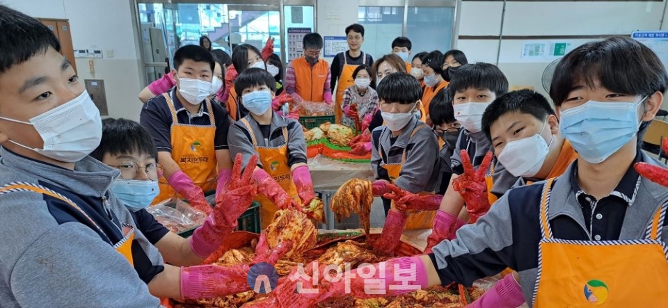 대전광역시시설관리공단기성종합복지관은 10일, 기성동복지만두레, 기성중학교와 함께 이웃사랑 김장 나눔 행사를 진행하고 있다. (사진=대전시설관리공단)