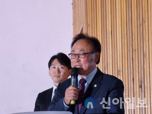 홍천군의회 박영록 의장은 11월 15일 서석중학교 아미관에서 진행된 2023년 서석 스마일 교육존 음악회에 참석했다