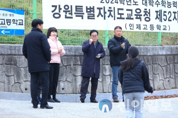 최상기 인제군수가 16일 2024년 대학수학능력시험이 실시된 인제고등학교와 원통고등학교를 방문해 수험생들을 격려했다.(사진=인제군 제공)