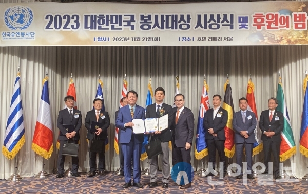 2023 대한민국 봉사대상 시상식 (왼쪽부터 정형근 한국유엔봉사단 총재, 박춘배 강원랜드 대외업무팀장, 안헌식 한국유엔봉사단 이사장) (사진=강원랜드 제공)