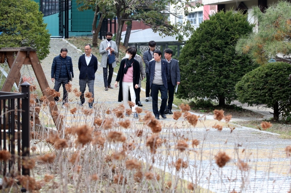 인천시의회 허식 의장이 지난 22일 ‘학교숲 우수사업지’로 선정된 제물포여자중학교와 부광여자고등학교 등을 방문해 관계자들을 격려했다.(사진=인천시의회)