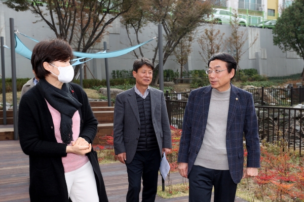 인천시의회 허식 의장(가운데)이 지난 22일 ‘학교숲 우수사업지’로 선정된 제물포여자중학교와 부광여자고등학교 등을 방문해 관계자들을 격려했다.(사진=인천시의회)