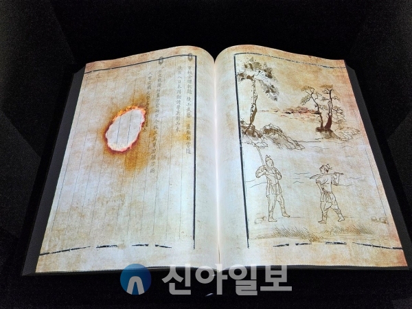 조선시대 군사 훈련용 무예지인 ‘무예도보통지’를 실감형으로 구현한 디지털북. 왼쪽 페이지의 한문을 클릭하면 한글로 번역이 되고, 오른쪽 페이지는 움직이는 영상으로 구현되어 있어 설명의 이해를 도와줌